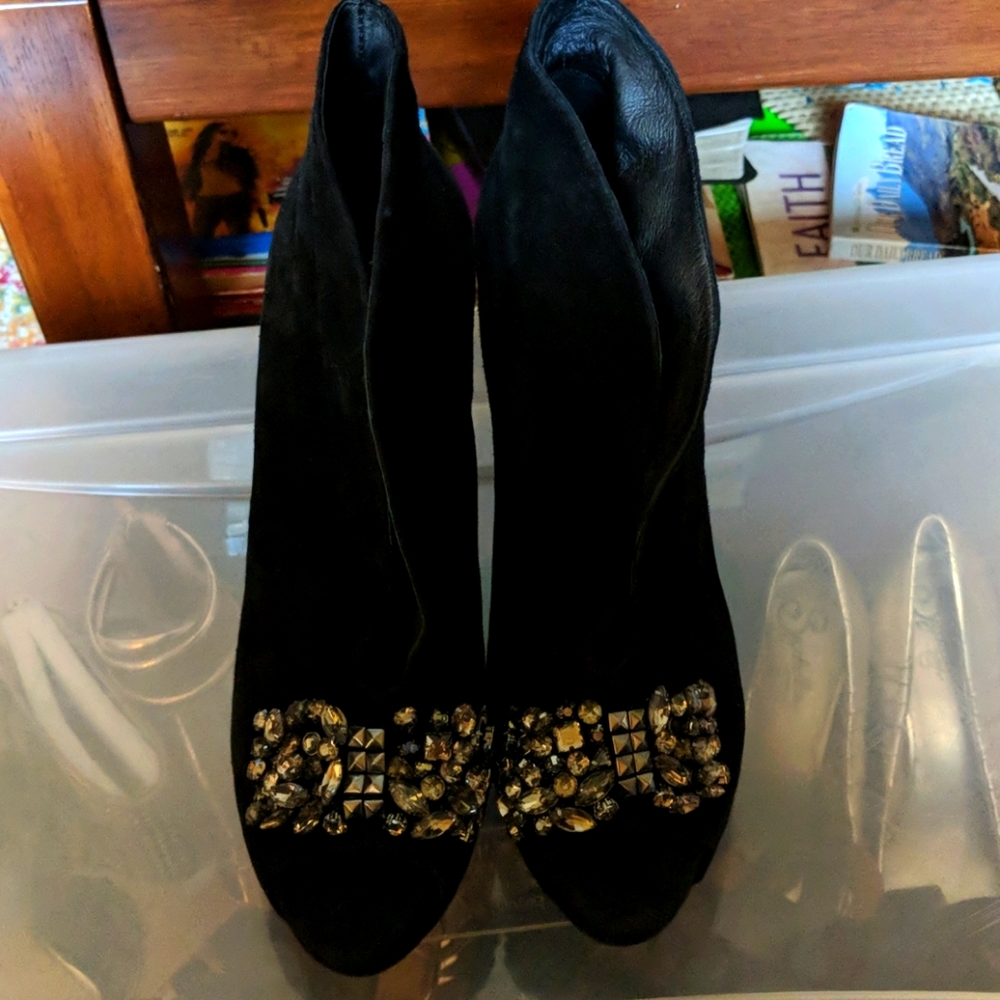 Steve Madden booty pumps.